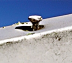 Fukten följer spiken ner i virket och skapar röta om vindskiveplåten är spikad med vanlig spik 