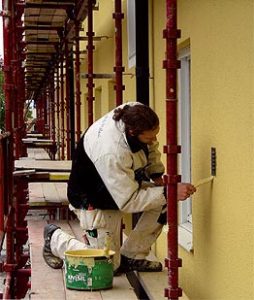 Målare utför omfärgning av byggnad - Anders Produktion