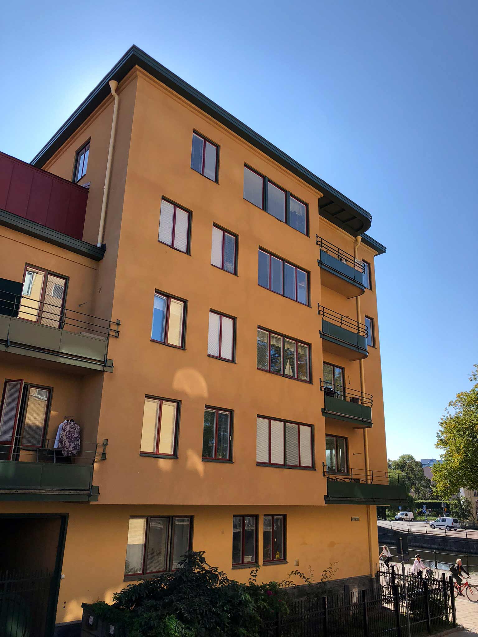 Örnen, målning av fönster