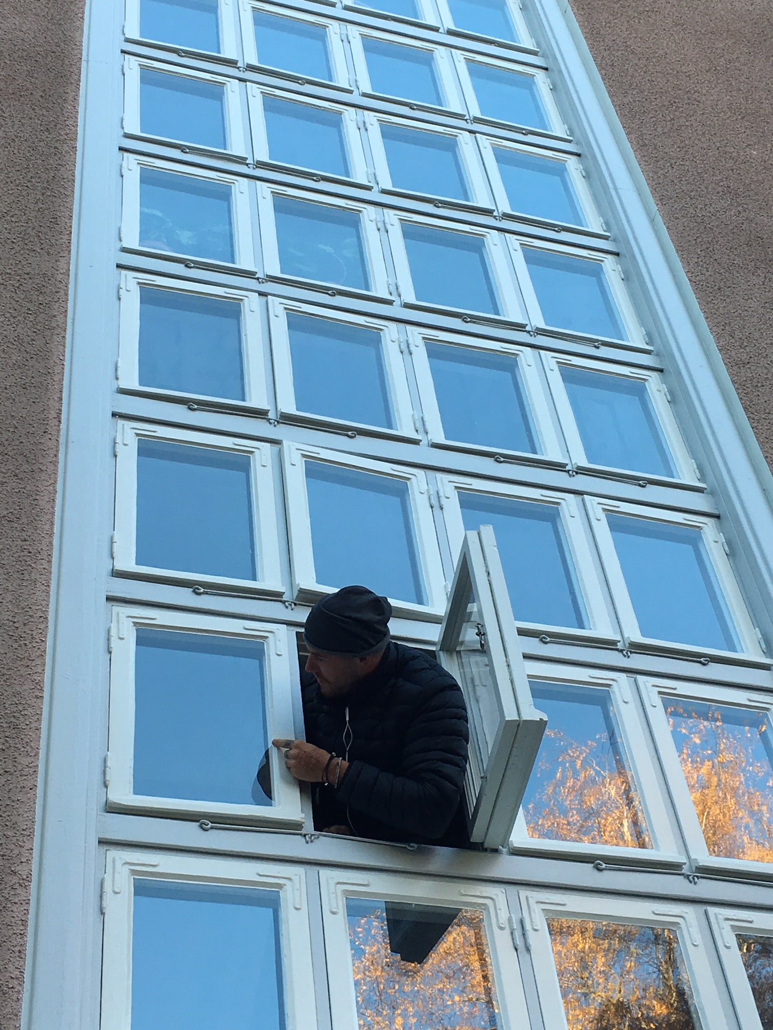 Målning-av-fönster-brf Saga-Höganäsgatan-Uppsala Målning av fönster Höganäsgatan i Uppsala