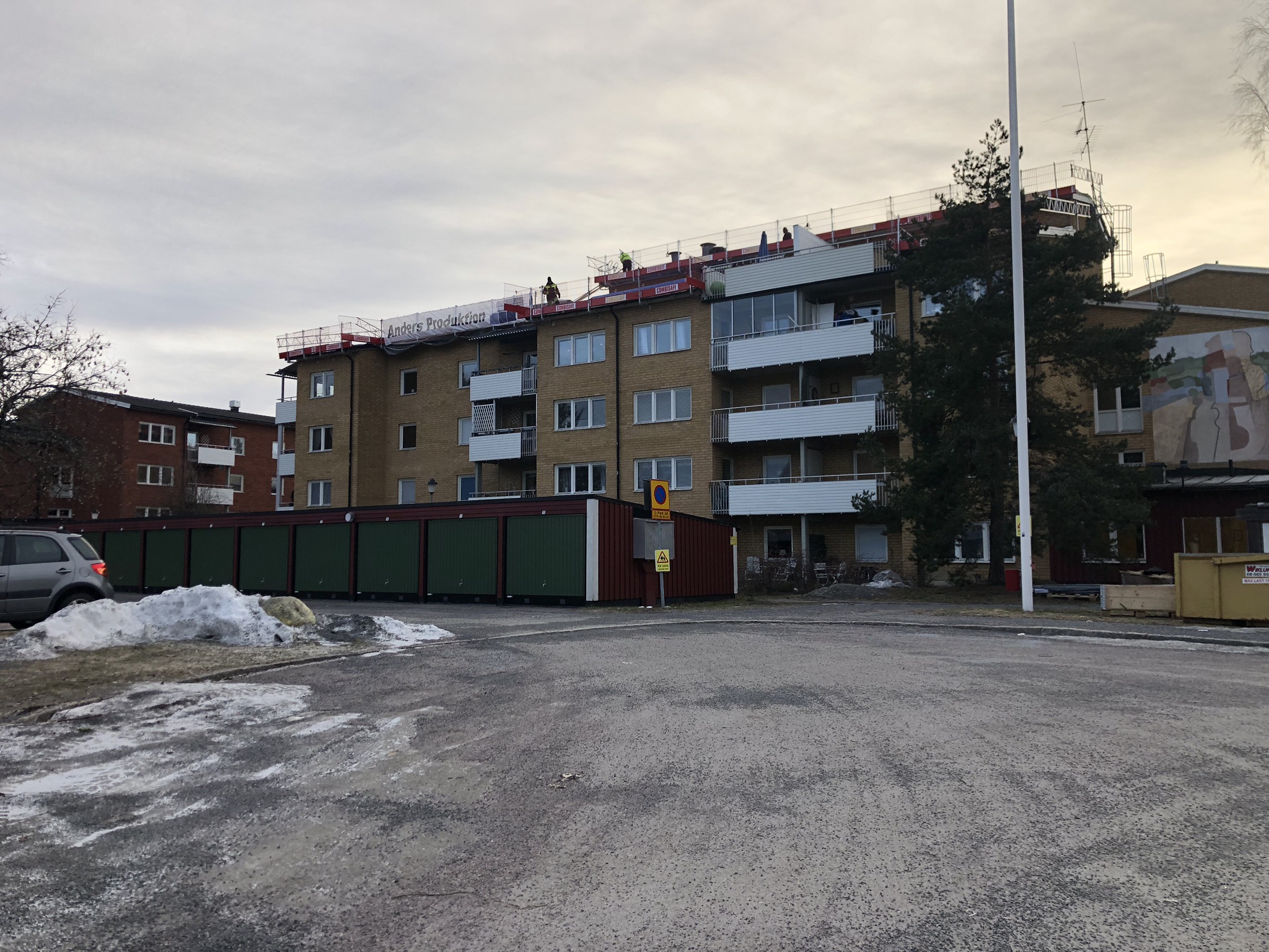 Anders Produktions medarbetare utför takbyte i Gottsunda, Uppsala för BRF Cellisten
