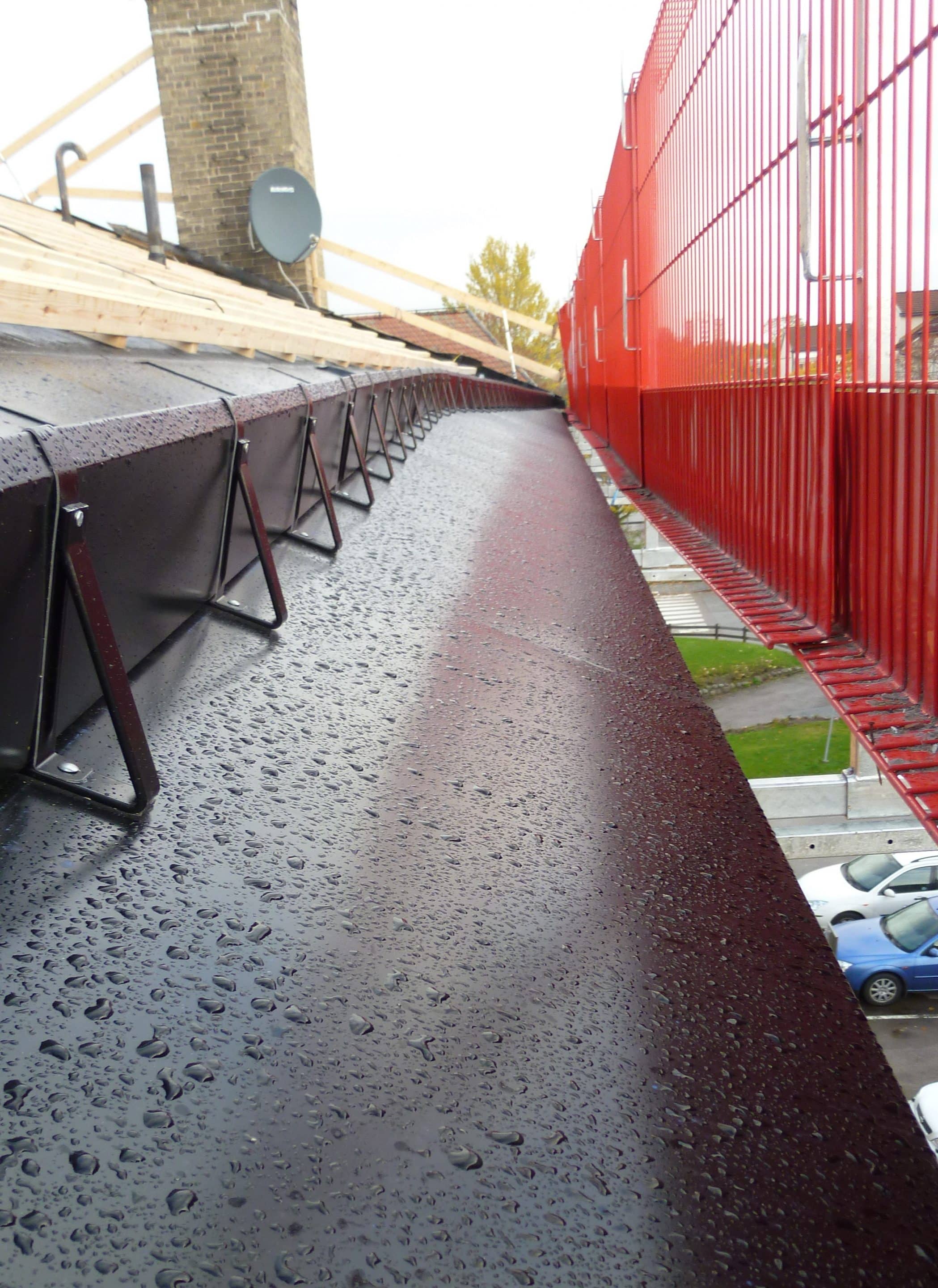 Vi arbetar med montering av värmekablar för att förhindra farliga istappar och frostskador på hängrännor och stuprör. - Anders Produktion