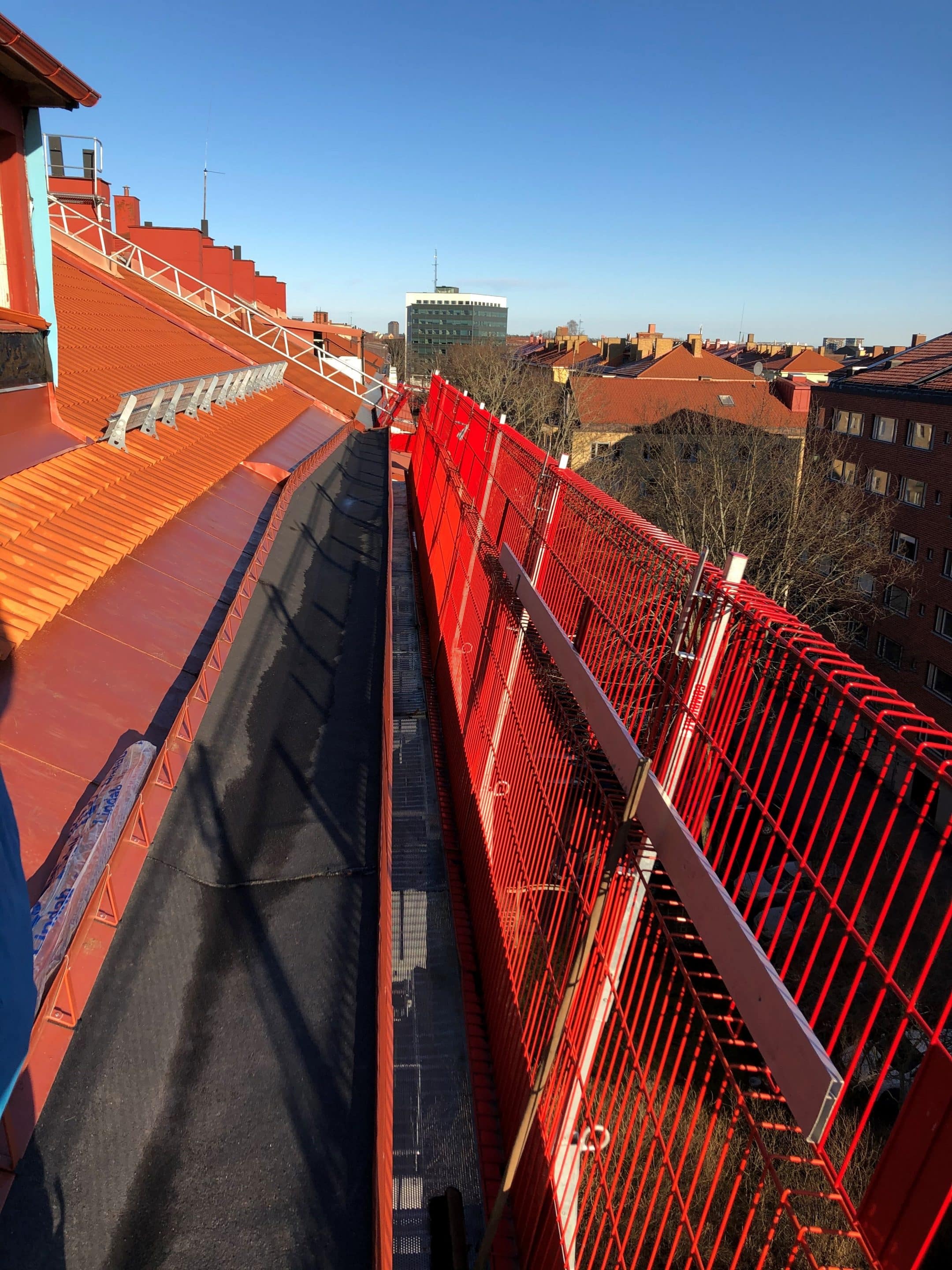 Vi kan hjälpa er med rätt lösning för era behov när det gäller taksäkerhet. - Anders Produktion