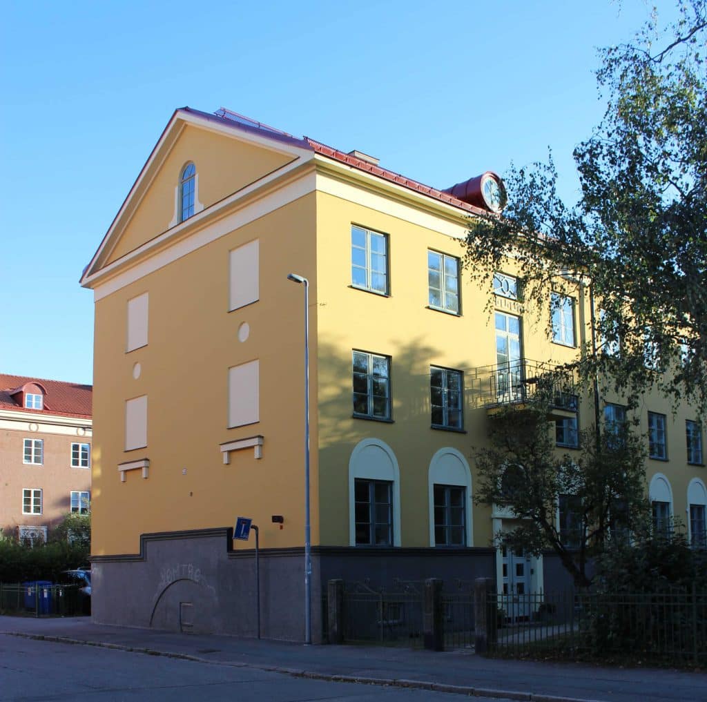 Snygg gul fasad i solljus efter ommålning
