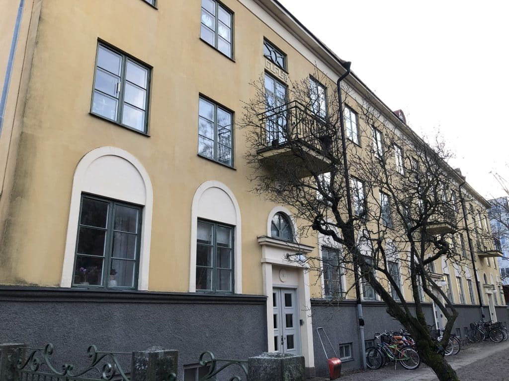 Brf Trygg före omfärgning av puts