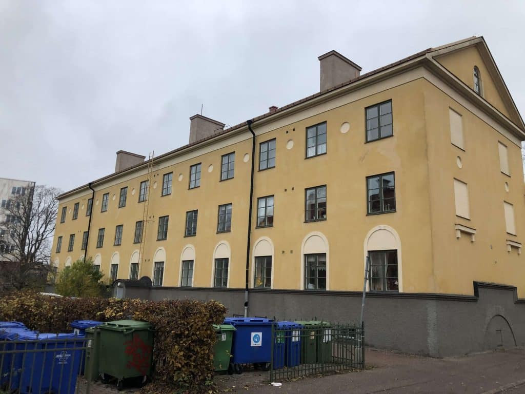Fastigheten innan renovering av tak och fasad
